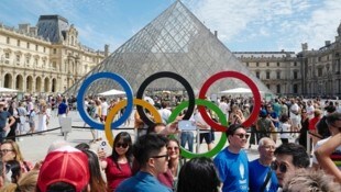 Die fünf Ringe vor dem Louvre gehören zu den beliebtesten Fotomotiven der Stadt. (Bild: AFP/AFP or licensors)