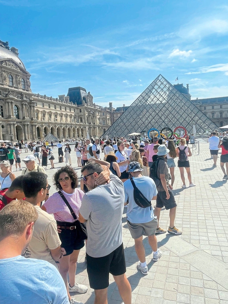 Warten auf ein Olympia-Foto vor dem Louvre. (Bild: Gröger)