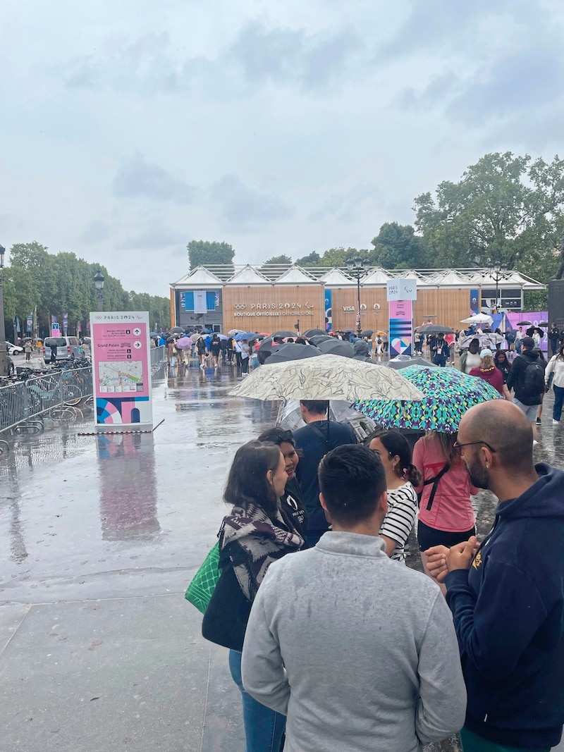 Die Schlange zum Fanshop bei Regen. (Bild: Florian Gröger)