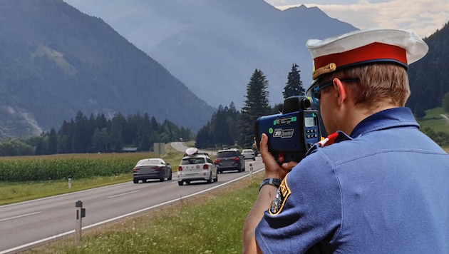 Drivers step on the gas around St. Johann i. W.: speeders are often caught. (Bild: Martin Oberbichler, Christof Birbaumer, Krone Kreativ)