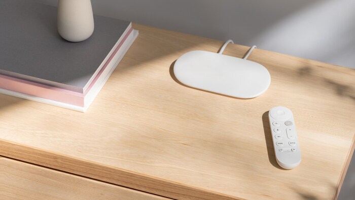 Auch eine minimalistische Fernbedienung liegt der neuen Streaming-Box bei.
