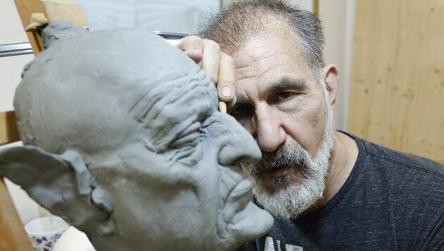 Der Künstler und seine Kreatur: Kaliforniens Special-Effects-Make-Up-Artist Brian Wade schreitet in der Wiener Mollardgasse zur Tat. (Bild: Reinhard Holl)