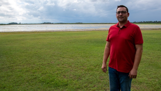 Bürgermeister Michael Schmidt beim Lokalaugenschein am Zicksee. „Wir sind froh, dass wir wieder eine geschlossene Wasserdecke haben. Auch, wenn das Wasser nur wenige Zentimeter tief ist.“ (Bild: Charlotte Titz)