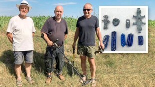 Wertvolle Funde entdeckt – Putzgruber mit Dr. Jiri Militky (Nationalmuseum Prag) und dem ...