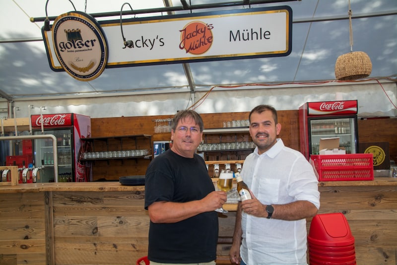 Herbert Beck (links) stößt mit Bürgermeister Kilian Brandstätter aufs Volksfest Nummer 55 an.  (Bild: Charlotte Titz)