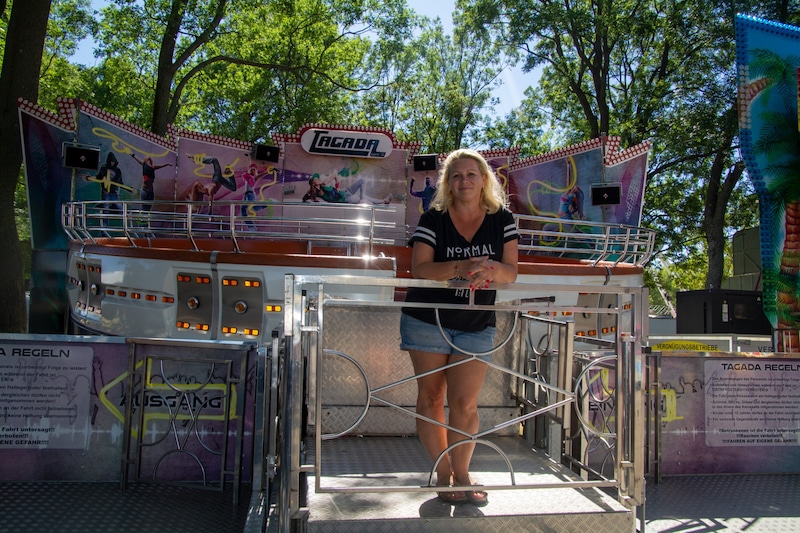 Ilona Wiesbauer kennt das Golser Volksfest seit sie klein war. Sie und ihr Mann sind für den Vergnügungspark am Fest zuständig.  (Bild: Charlotte Titz)