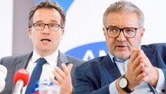 Wiens Stadtrat Peter Hacker geht frontal auf AMS-Chef Johannes Kopf (links) los. (Bild: APA/Eva Manhart, Klemens Groh)