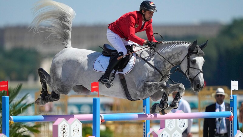 Kukuk und Checker bei ihrem Gold-Auftritt in Paris.  (Bild: AP ( via APA) Austria Presse Agentur/ASSOCIATED PRESS)