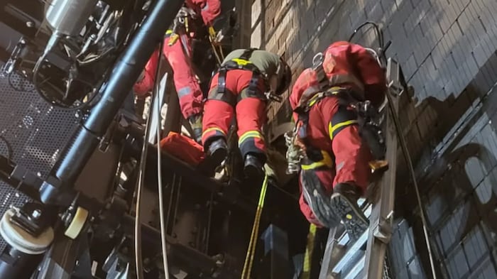 Die Höhenretter arbeiten sich im Turm zu den Verletzten vor.