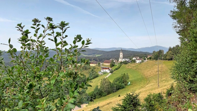 Blick auf die Zammelsberger Kirche: In dieser Idylle auf 1100 Meter Seehöhe befinden sich Dichterhain und Kärntner Dichterweg. (Bild: Kogler Christina Natascha/Christina Natascha Kogler)