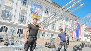 Am Neuen Platz sind die Arbeiten für die „Krone“-Bühne seit Dienstag voll im Gange. Donnerstag ...