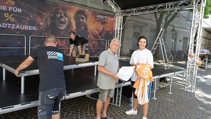 The stage builders are also working on Dr. Arthur Lemisch-Platz. A total of four stages are set ...