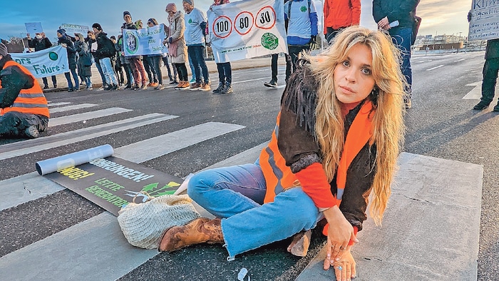 Anja Windl bei einer Aktion der Letzten Generation