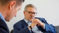 „Eine Milliarde € Sozialhilfe schreckt mich nicht“, sagte Wiens Stadtrat Peter Hacker zuletzt im „Krone“-Interview mit Michael Pommer. (Bild: Groh Klemens)