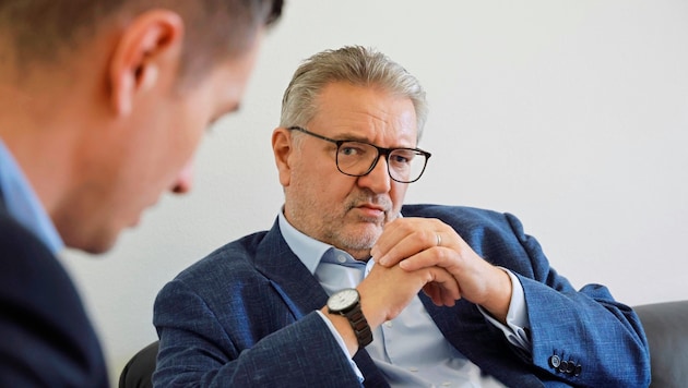 „Eine Milliarde € Sozialhilfe schreckt mich nicht“, sagte Wiens Stadtrat Peter Hacker zuletzt im „Krone“-Interview mit Michael Pommer. (Bild: Groh Klemens)