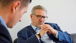 Gesundheitsstadtrat Peter Hacker im Interview mit „Krone“-Wien-Chef Michael Pommer. (Bild: Groh Klemens)