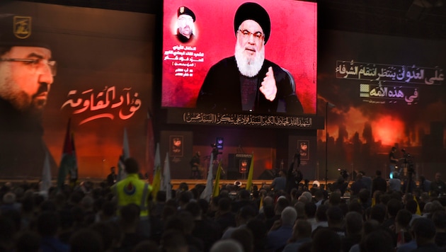 Nassrallah's video message was broadcast on a large screen in Beirut. (Bild: AP/Mustafa Jamalddine)