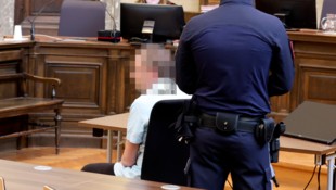 Der 49-jährige Wiener muss im großen Schwurgerichtssaal Platz nehmen.