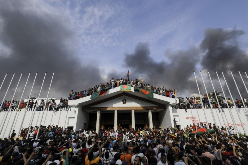 Demonstrators stormed Hasina's palace, whereupon she fled. (Bild: AFP/K M ASAD)