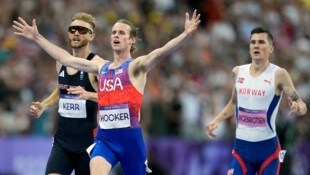 Cole Hocker (Mitte) triumphiert, Jakob Ingebrigtsen (rechts) ist bitter enttäuscht. 