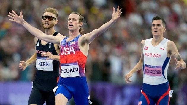 Cole Hocker (Mitte) triumphiert, Jakob Ingebrigtsen (rechts) ist bitter enttäuscht.  (Bild: AP ( via APA) Austria Presse Agentur/ASSOCIATED PRESS)