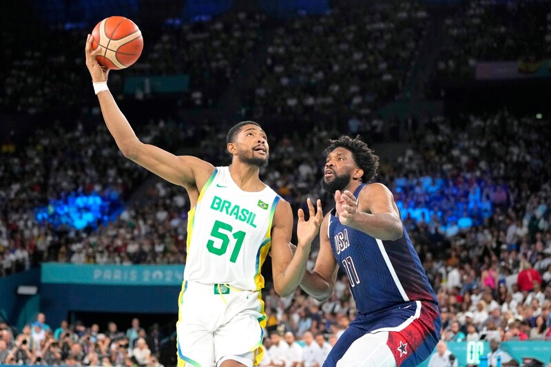 Joel Embiid (re.) wurde gnadenlos ausgebuht. (Bild: AP ( via APA) Austria Presse Agentur/Copyright 2024 The Associated Press. All rights reserved)