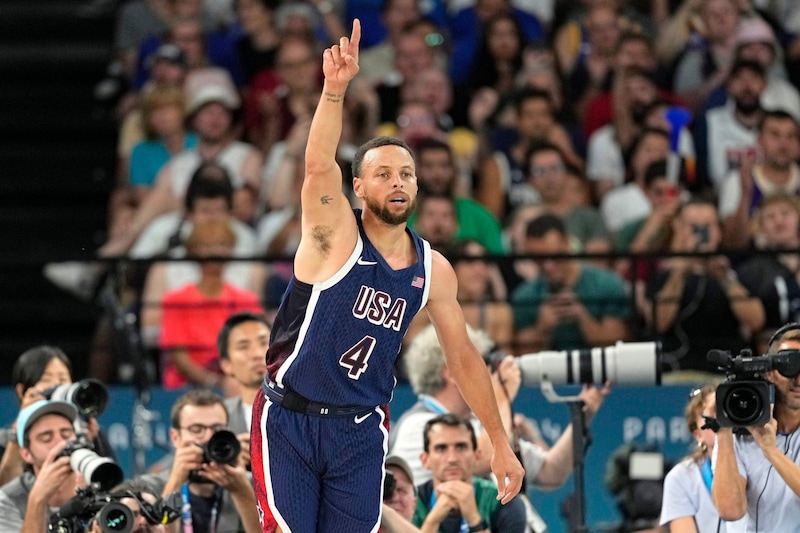 Steph Curry is competing at the Olympic Games for the first time. (Bild: AP ( via APA) Austria Presse Agentur/Copyright 2024 The Associated Press. All rights reserved)