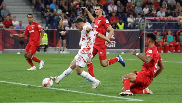 Oscar Gloukh (center) was one of the most noticeable players for Salzburg. (Bild: Tröster Andreas)