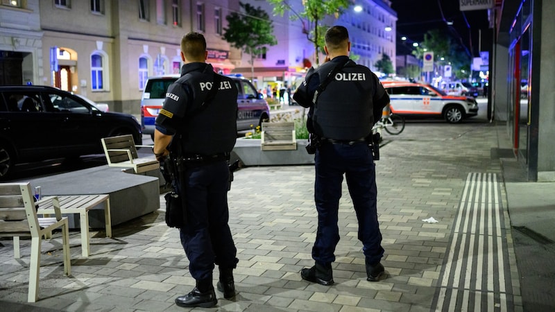 The area around the apartment was cordoned off during the night. (Bild: APA/Max Slovencik)