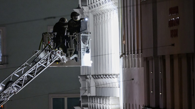 Special forces were hoisted to the scene using a turntable ladder. (Bild: APA/Max Slovencik)