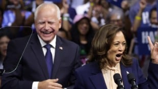 Von links: US-Vizepräsidentschaftskandidat Tim Walz und Präsidentschaftskandidatin Kamala Harris (Bild: AFP/APA/Getty Images via AFP/GETTY IMAGES/ALEX WONG)