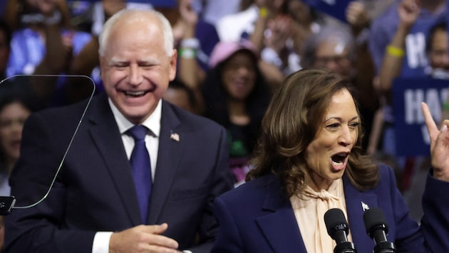 From left: US vice presidential candidate Tim Walz and presidential candidate Kamala Harris (Bild: AFP/APA/Getty Images via AFP/GETTY IMAGES/ALEX WONG)