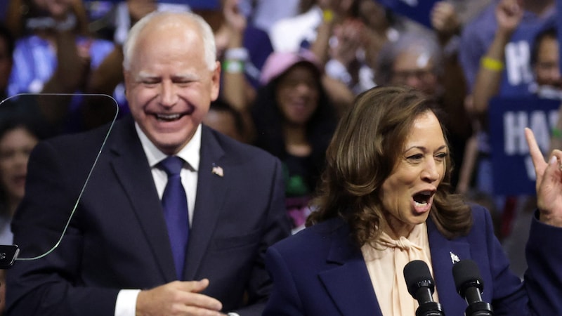 Von links: US-Vizepräsidentschaftskandidat Tim Walz und Präsidentschaftskandidatin Kamala Harris (Bild: AFP/APA/Getty Images via AFP/GETTY IMAGES/ALEX WONG)