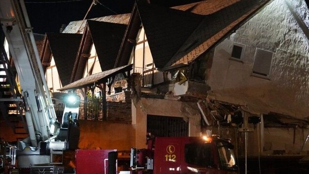 Part of a hotel collapsed in the German state of Rhineland-Palatinate. (Bild: glomex)