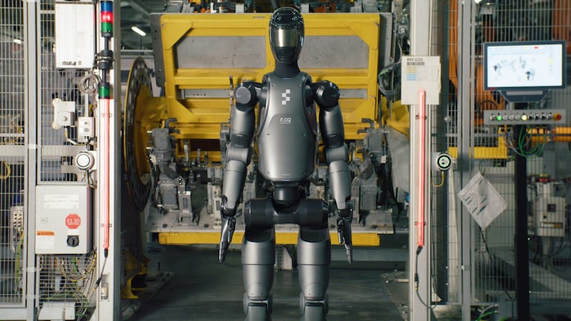 Bei BMW legte der Roboter erfolgreich Blechteile in spezielle Vorrichtungen ein, die daraufhin als Teil der Karosserie zusammengefügt werden. (Bild: BMW)