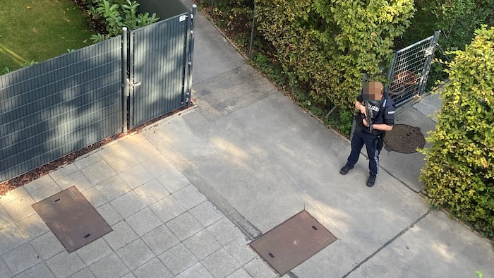 Schock für Bewohner: Polizisten sperrten den Bereich rund um die Siedlung.