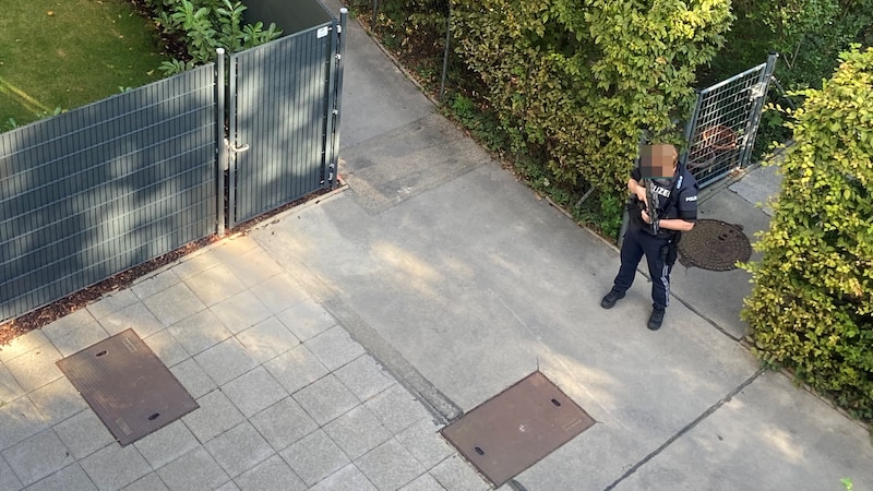 Shock for residents: police officers cordoned off the area around the estate. (Bild: zVg)