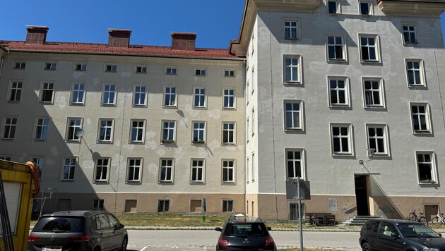 Die Fassade des GWG-Wohnhauses in der Derfflingerstraße ist mit Flecken übersät (Bild: MaRu)