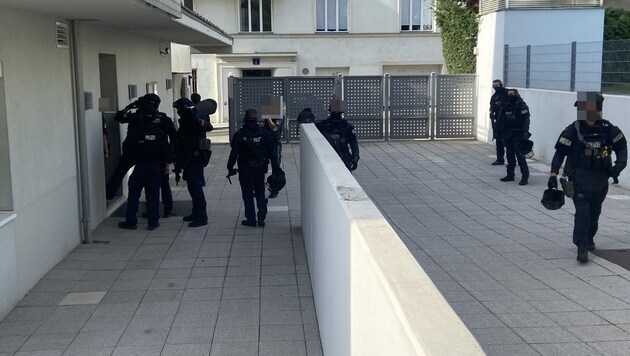 Several police officers in front of an apartment in Vienna-Döbling (Bild: Krone KREATIV)