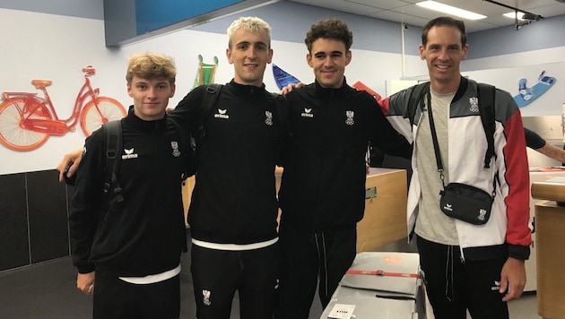 Tim Wafler (2nd from right) at the team's arrival in the Olympic Village. (Bild: Wafler)