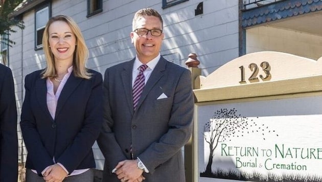 The Hallfords outside their funeral home (Bild: instagram.com/returntonaturecolorado)