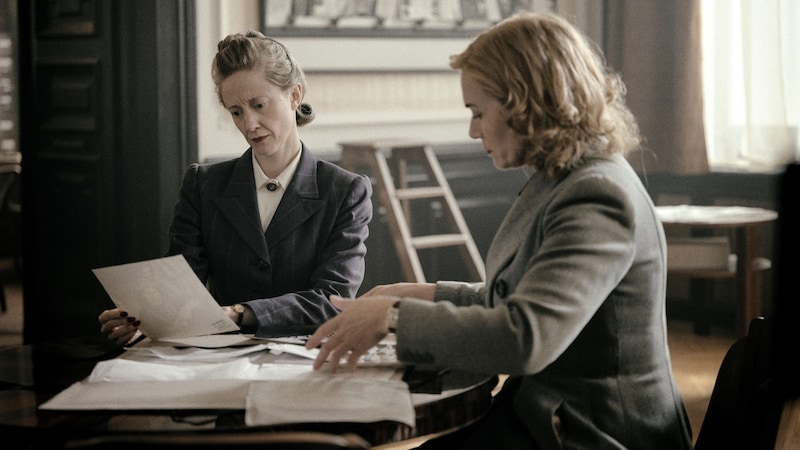 Andrea Riseborough as Audrey Withers (l.) and Kate Winslet as Lee Miller (Bild: ©Roadside Attractions / Everett Collection / picturedesk.com)