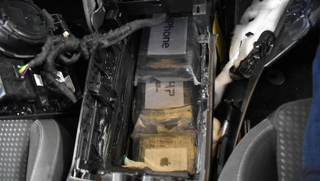 The drugs were hidden in the center console. (Bild: BAZG)