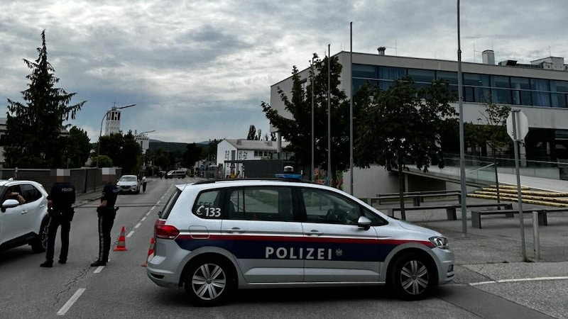 Mehrere Straßen mussten in der niederösterreichischen Stadt abgesperrt werden.  (Bild: Seebacher Doris/Krone KREATIV)