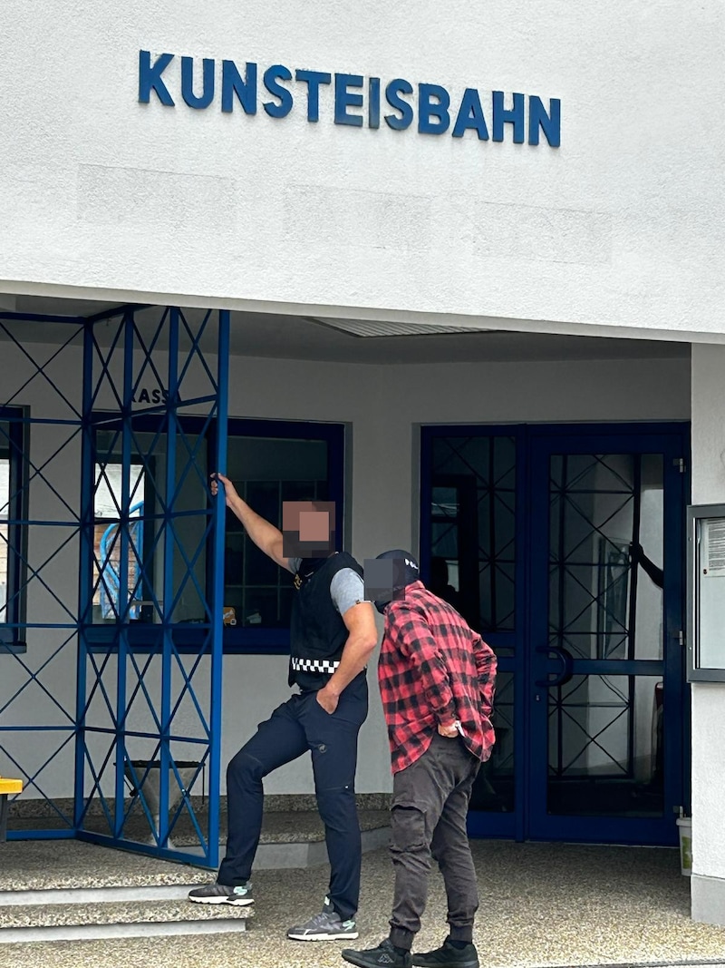 Einsatzbeamte vor der Kunsteisbahn (Bild: Seebacher Doris/Krone KREATIV)