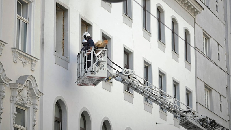 Auch am Mittwochvormittag waren die Einsatzkräfte am Ort des Geschehens noch beschäftigt.  (Bild: Bartel Gerhard)