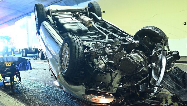 The 54-year-old's car came to rest on its roof in the accident. (Bild: Kantonspolizei Sankt Gallen)