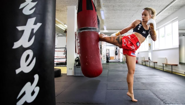 Kickbox-Weltmeisterin Stella Hemetsberger beim Training. (Bild: Tröster Andreas)