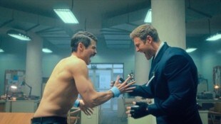 David Castañeda als Diego (li.) und Tom Hopper als Luther sind zwei der Geschwister mit übernatürlichen Fähigkeiten, die zur „Umbrella Academy“ zusammengewürfelt wurden. (Bild: © 2024 Netflix, Inc.)