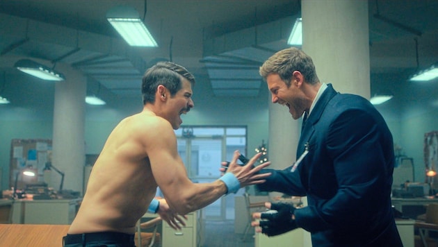 David Castañeda als Diego (li.) und Tom Hopper als Luther sind zwei der Geschwister mit übernatürlichen Fähigkeiten, die zur „Umbrella Academy“ zusammengewürfelt wurden. (Bild: © 2024 Netflix, Inc.)